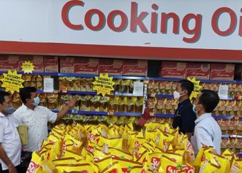 Harga dan stok minyak goreng di salah satu pusat perbelanjaan di Kota Kediri. Foto:Humas
