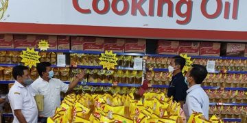Harga dan stok minyak goreng di salah satu pusat perbelanjaan di Kota Kediri. Foto:Humas
