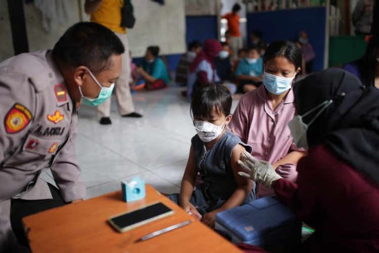 Vaksinasi Anak di Kawasan Pademangan oleh Relawan Vaksinasi Merdeka dan Tim Polda Metro Jaya (Foto:Dok Polda Metro Jaya)