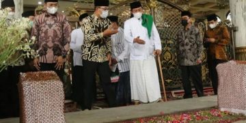 Ridwan Kamil didampingi Bupati Bangkalan bersama tokoh agama berziarah di Makam Syaikhona Muhammad Kholil. Foto: Bacaini/Rusdi