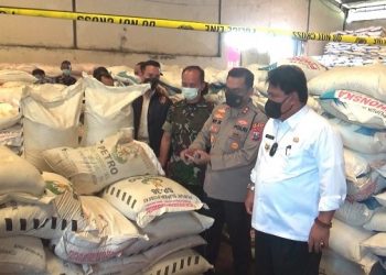 Gudang tempat penimbunan pupuk bersubsidi. Foto: Bacaini/Asep Bahar