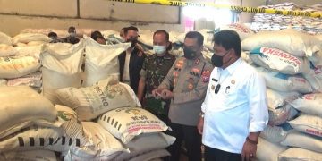 Gudang tempat penimbunan pupuk bersubsidi. Foto: Bacaini/Asep Bahar