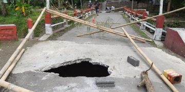 Jembatan Pucung ambrol ditutup total oleh warga. Foto: Bacaini/Aby