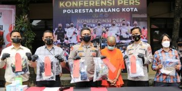 Tersangka pencabulan beserta barang bukti yang diamankan polisi. Foto: Bacaini/A.Ulul