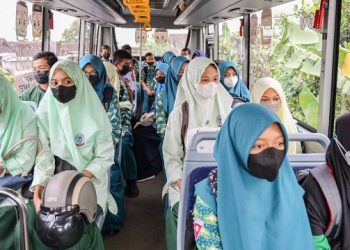 Para pelajar pengguna fasilitas bus sekolah gratis Kota Kediri. Foto: Humas