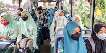 Para pelajar pengguna fasilitas bus sekolah gratis Kota Kediri. Foto: Humas