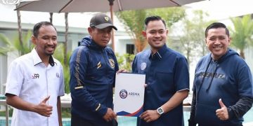 Presiden Arema FC, Gilang Widya Pramana tunjuk Joko Susilo jadi Dirtek Akademi Arema. Foto: Arema FC Official