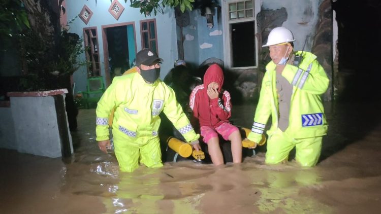 Petugas Mengevaskuasi Warga Untuk di Ungsikan (Foto : A.K Jatmiko)