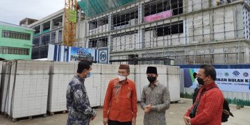 Bupati Trenggalek, Mochamad Nur Arifin mendampingi perwakilan dari Pemprov Gorontalo saat menilik pembangunan gedung baru di RSUD dr. Soedomo. Foto: Bacaini/Aby
