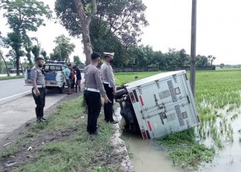 Tie Rod Patah, Mobil Pick Up Nyungsep ke Sawah