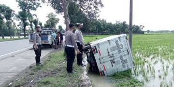 Mobil Pick Up yang terjun ke sawah setelah tabrak kendaraan bermotor. Foto: Bacaini/Asep Bahar