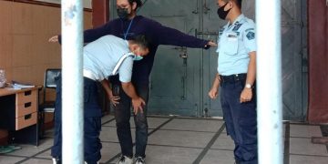 Petugas Lapas Klas II B Tulungagung perketat pemeriksaan pengunjung. Foto: Bacaini/Setiawan