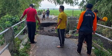 Penampakan jembatan tua yang roboh akibat hujan deras di Nganjuk. Foto: Bacaini/ Asep Bahar