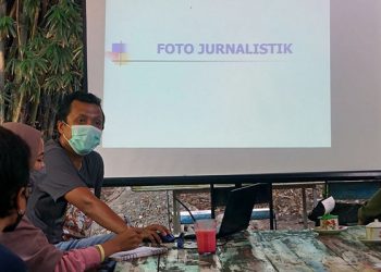 Suasana belajar di program KPK MEMILIH di warung Maspu Kediri. Foto: dok. KPK