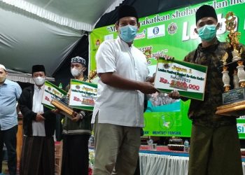 Mas Abu Serahkan Hadiah Festival Banjari Masjid Al Khalid