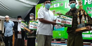 Wali Kota Kediri Abdullah Abu Bakar menyerahkan hadiah untuk Juara 1 Festival Al-Banjari di Masjid Al Khalid. Foto: dok