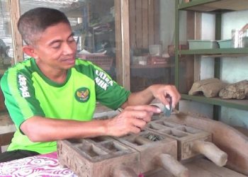 Aris menunjukkan koleksi yang ada di museum mini miliknya. Foto: Bacaini/Asep Bahar