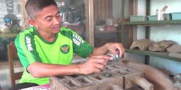 Aris menunjukkan koleksi yang ada di museum mini miliknya. Foto: Bacaini/Asep Bahar