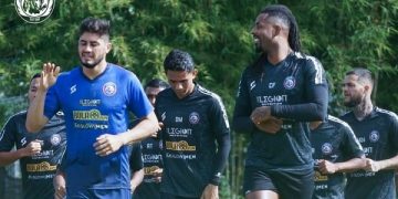Carlos Fortes dan Adilson Maringa kembali jadi pahlawan kemenangan Singo Edan. Foto: Arema FC Official