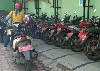 Beberapa kendaraan dinas di Tulungagung berada di halaman parkir. Foto: Bacaini/Setiawan