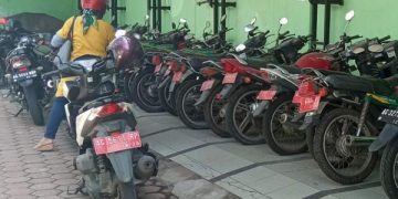 Beberapa kendaraan dinas di Tulungagung berada di halaman parkir. Foto: Bacaini/Setiawan
