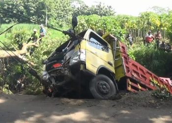 Proses evakuasi truk menggunakan mobil derek. Foto: Bacaini/AK.Jatmiko