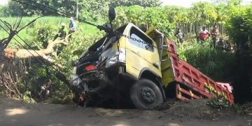 Truk Muat Pasir Terjun ke Sungai