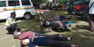Polisi peragakan penanganan korban kecelakaan lalu lintas. Foto: Bacaini/Novira