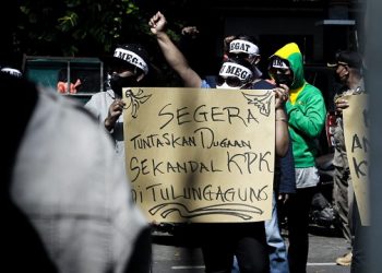Puluhan Orang Demo Tuntut Penyelesaian Kasus Korupsi di Tulungagung