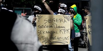 Puluhan Orang Demo Tuntut Penyelesaian Kasus Korupsi di Tulungagung