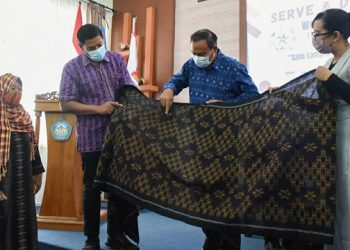 Wali Kota Kediri, Abdullah Abu Bakar tunjukkan tenun ikat Bandar Kidul Kidul bermotif matematika. Foto: Humas