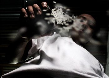 Seseorang sedang menuang beras yang tersisa ke dalam wadah. Foto: Bacaini/Setiawan