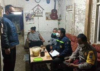 Polisi mencari keterangan keluarga korban yang hilang di Hutan Gondanglegi, Ngantang. Foto: Polsek Ngantang