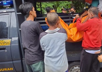 Jenazah korban pembacokan Naim saat diangkut di mobil polisi. Foto:Bacaini/Budi S