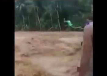 Heboh, 4 Remaja Loncat ke Sungai Yang Sedang Banjir