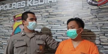 Polisi amankan pelaku penggelapan uang. Foto: Bacaini/AK.Jatmiko