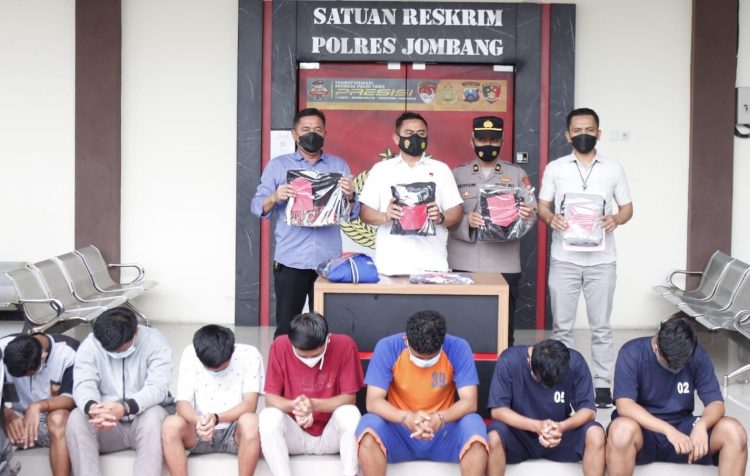 Tujuh anggota perguruan silat bersama barang bukti diamankan polisi. foto:Bacaini/Syailendra