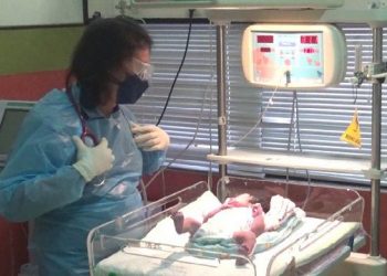 Bayi Jumiatun yang lahir pada tanggal cantik, 2-2-2022 masih di RSUD Nganjuk. Foto: Bacaini/Asep Bahar