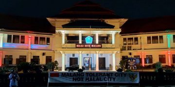 Spanduk bertuliskan 'Malang Tolerant City not Halal City' yang sempat terpasang di depan Balai Kota Malang. Foto: Bacaini/A.Ulul
