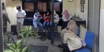 Pasangan diluar nikah yang terjaring razia diamankan di kantor Satpol PP Tulungagung. Foto: Bacaini/Setiawan
