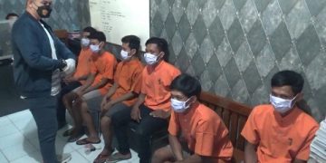 Pelaku pengeroyokan diamankan polisi. Foto: Bacaini/Asep Bahar