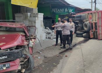 Polisi melakukan evakuasi di lokasi kejadian kecelakaan. Foto: Bacaini/AK.Jatmiko