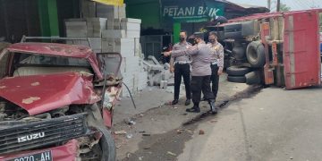 Truk Tabrak Toko Bangunan, Satu Korban Luka Berat