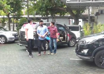 Tersangka Ibnu Khajar saat dibawa ke Kejaksaan Negeri Nganjuk. Foto: Bacaini/Asep Bahar