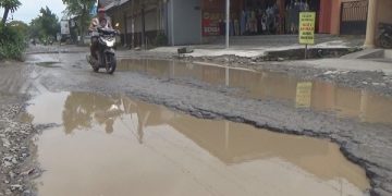 Pengendara motor melewati salah satu ruas jalan yang rusak parah di Kabupaten Jombang. Foto: Bacaini/Syailendra