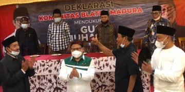Tokoh Blater Madura menyematkan udeng kepada Cak Imin sebagai bentuk dukungan Foto: Bacaini/Rusdi