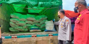 Polisi menunjukkan barang bukti pupuk bersubsidi yang diangkut menggunakan truk. Foto: Bacaini/Hadi