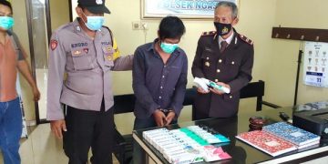Pelaku pencurian di minimarket bersama barang bukti diamankan di Polsek Ngasem. Foto: Bacaini/AK.Jatmiko