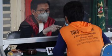 Salah satu pelanggar prokes yang menjalani sidang di tempat. Foto: Bacaini/Asep Bahar