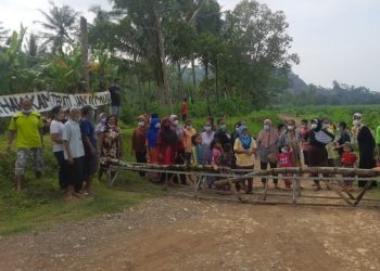 Warga Trenggalek Tutup Jalan Rusak Akibat Truk Tambang